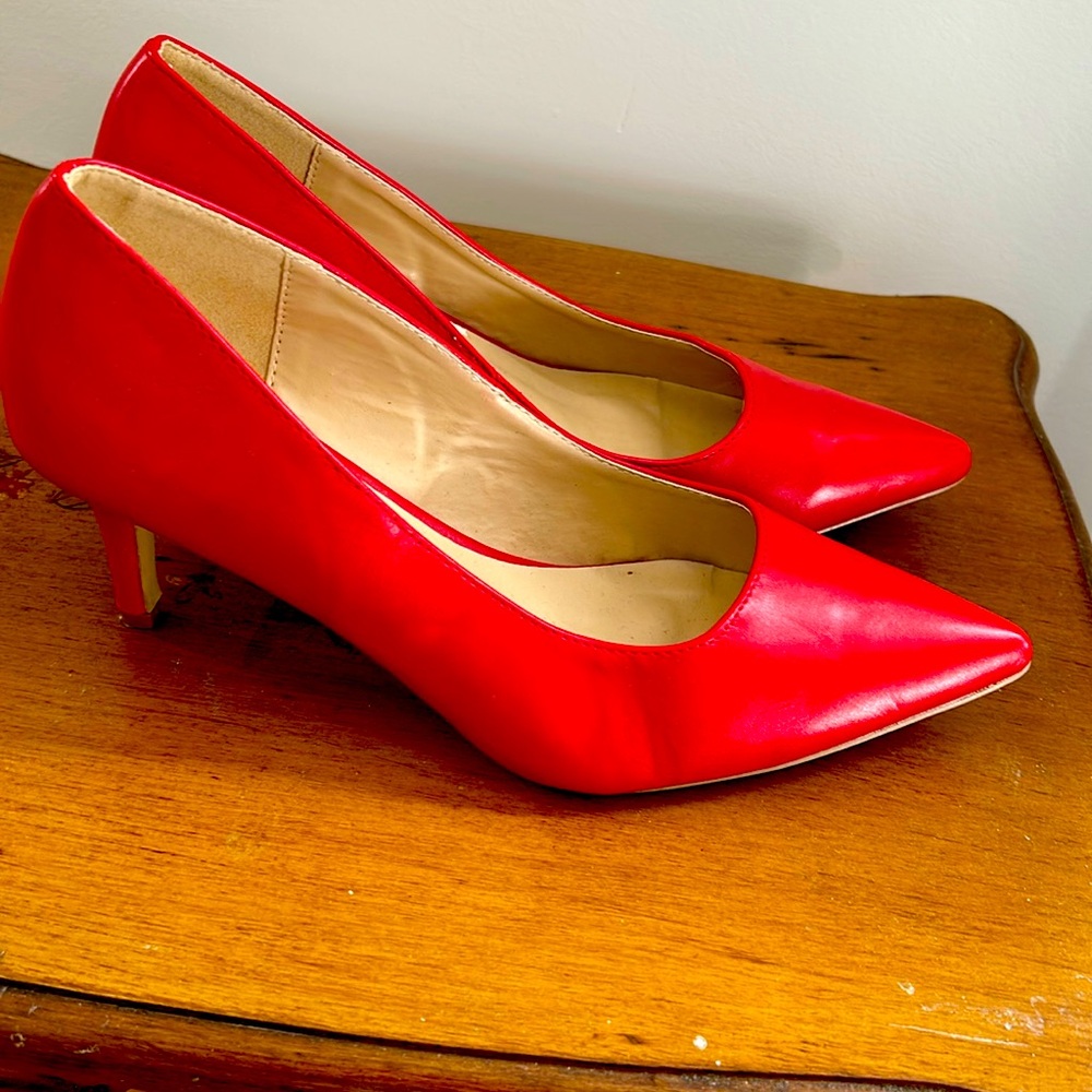 Soho girls, red dress pumps